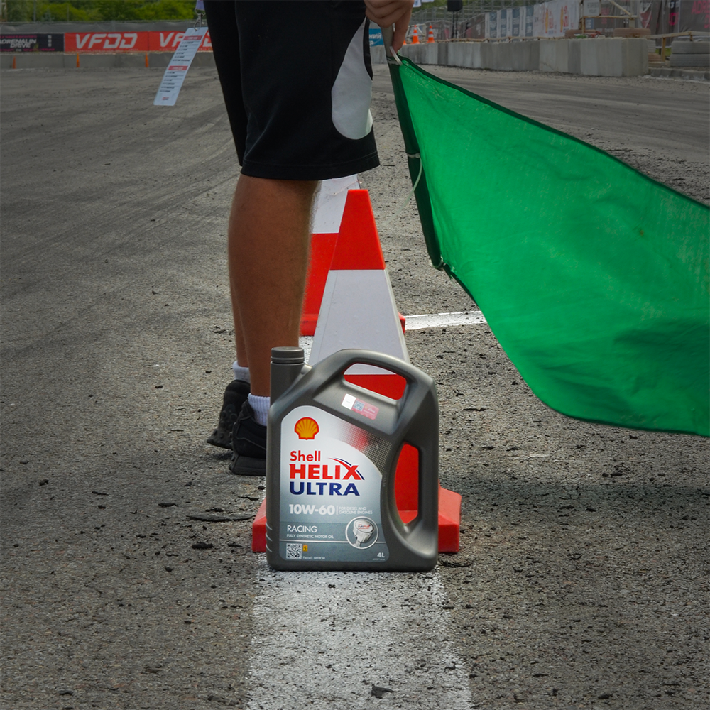 Моторна олива Shell Helix Ultra Racing 10W-60, 4 л — каністра на старті