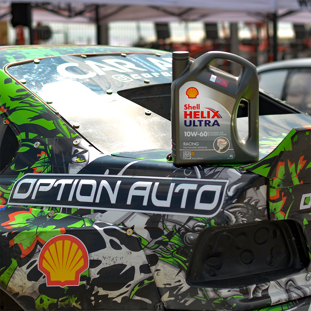 Моторна олива Shell Helix Ultra Racing 10W-60, 4 л — каністра на авто