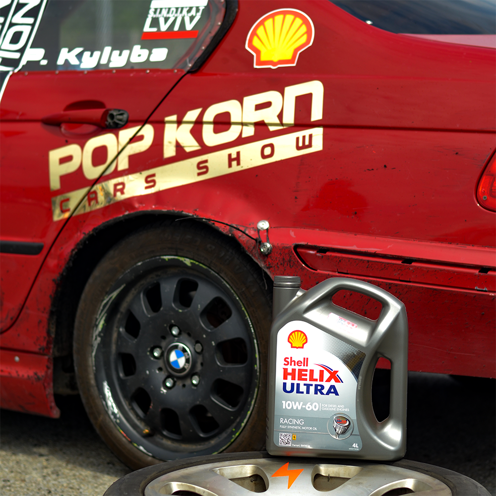Моторна олива Shell Helix Ultra Racing 10W-60, 4 л — каністра біля авто
