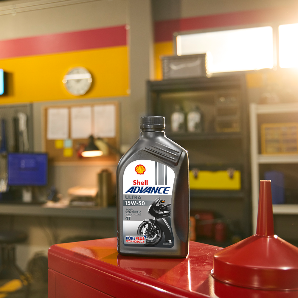 Моторна олива Shell Advance Ultra 4T 15W-50 — каністра спереду